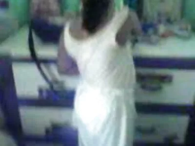 ក្មេងជំទង់ Caprice Masturbates នៅក្នុងវីដេអូផ្កាឈូក (តូច Caprice)